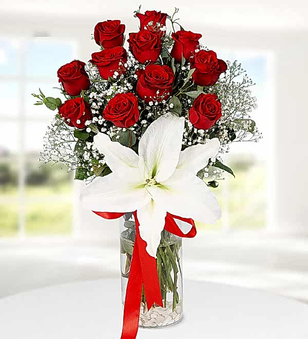 Vazoda K�rm�z� G�ller ve Lilyum