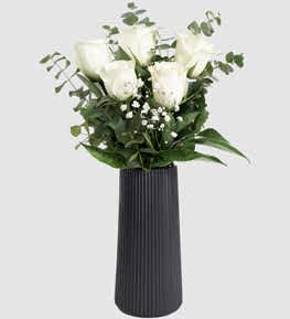 �izgili Siyah Vazoda Beyaz G�ller