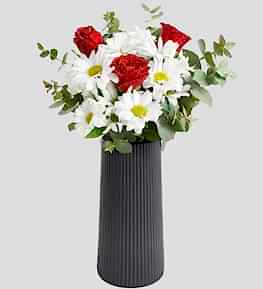 Siyah Vazoda Papatyalar ve G�ller