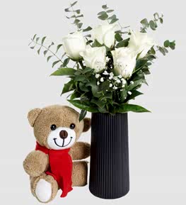 Siyah Vazoda Beyaz G�ller ve Ay�c�k