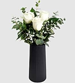 Siyah Desenli Vazoda Beyaz G�l