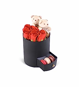 Silindir Kutuda Ay�c�kl� K�rm�z� G�ller ve Macaronlar