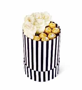 �izgili Kutuda Beyaz G�l ve �ikolatalar