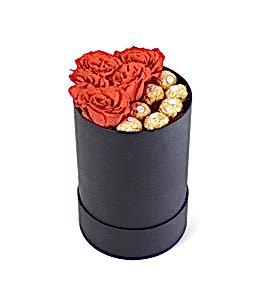 Yuvarlak Kutuda K�rm�z� G�ller ve �ikolatalar