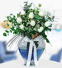 Kalpli Vazoda 9 Beyaz G�l