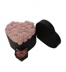“Pink Velvet Heart – 25 Pink Roses & 4 Macarons in a Black Heart Box”