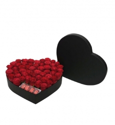Siyah Kalp Kutuda 45 Kırmızı Gül, 4 Makaron ve 3 Mini Ayıcık – Romantik Sürpriz Seti