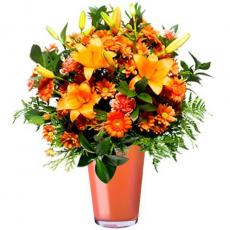 Turuncu lilyum ve karanfiller