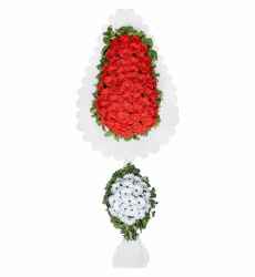 Kırmızı ve beyaz yapay gerberalar ile hazırlanmış çift katlı ayaklı nikah, açılış ve düğün çelengi.