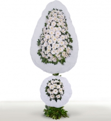 Beyaz gerbera ile hazırlanmış iki katlı ayaklı nikah, düğün ve açılış çiçeği