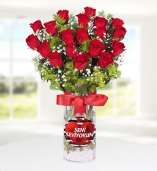 Seni Seviyorum temalı silindir cam vazo içerisinde kırmızı gül, yeşillikler ve cipsofilyalar ile hazırlanmıştır.
