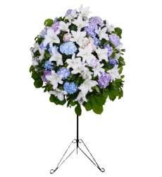 Beyaz lilyum, renkli ortanca ve yeşillikler ile hazırlanmış açılış, düğün, nişan ve nikah çiçeği.