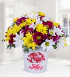 Renkli Papatyalar Her şey seninle güzel temalı seramik vazo içerisinde beyaz papatya, pembe papatya, sarı papatya ve yeşillikler ile hazırlanmıştır.