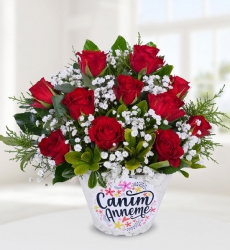 Anneler günü temalı konik cam vazoda kırmızı gül, cipsofilya ve yeşillikler ile hazırlanmıştır