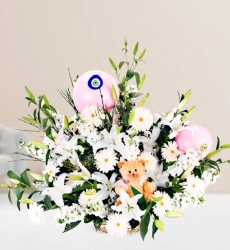 Pembe Balonlu ve Ayıcıklı Çiçek Sepet içerisinde kazablanka beyaz lilyum, kokulu beyaz şebboy, beyaz gerbera, peluş oyuncak ve pembe balonlar ile hazırlanmıştır.