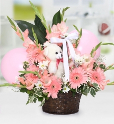 Balonlu Gerbera Glayor Sepet içinde 5 adet pembe gerbera, 10 adet beyaz papatya, 9 adet pembe glayor, 1 adet ayıcık ve 2 adet pembe balon ile hazırlanmış aranjman. Not; Papatyaların, yapısı gereği aranjmandaki çiçek adedine tomurcukları da dahildir.