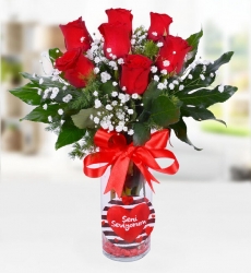 Seni Seviyorum Gül Vazosu Seni seviyorum temalı silindir vazo içerisinde kırmızı gül, cipsofilya ve yeşillikler ile hazırlanmıştır.