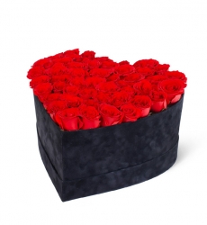 “Red Romance – Siyah Süet Kalp Kutuda 45 Kırmızı Gül”