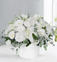 Seramikte Lilyum ve Lisyantüs Seramik içerisinde beyaz lilyum, beyaz lisyantus ve yeşillikler ile hazırlanmıştır