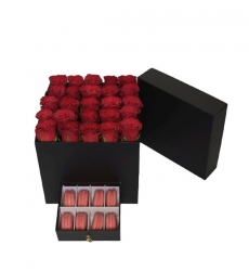  25 adet taze kırmızı gül ve 8 adet lezzetli Fransız makaronu