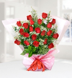 21 Kırmızı Gül Buketi Kırmızı gül, cipsofilya ve çeşitli yeşillikler ile hazırlanmış buket.