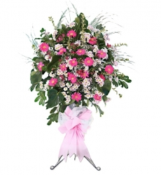 Pembe gerberalar ve karışık beyaz mevsim çiçekleri ile hazırlanmış açılış, düğün ve nikah çiçeği.