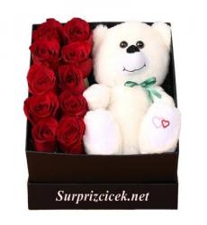 Kutuda kırmızı güller ve peluş ayıcık