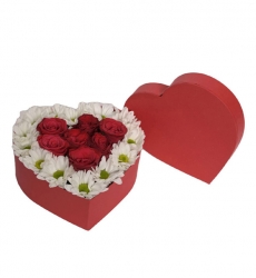 Siyah Kalp Kutuda 6 Kırmızı Gül ve 15 Beyaz Papatya Aranjmanı