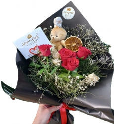 Sevimli Tavşan ve Kırmızı Güller