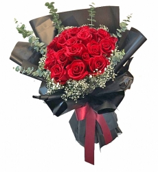 Siyah Kağıtda 20 Kırmızı Gül