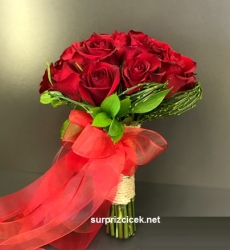 Kırmızı Güllerden Gelin Buketi