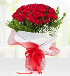 41 Kırmızı Gül Buketi Kırmızı gül, cipsofilya ve çeşitli yeşillikler ile hazırlanmış buket.
