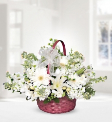 Lilyum Gerbera Şebboy Sepet içerisinde kokulu beyaz lilyum, beyaz gerbera ve beyaz şebboy ile hazırlanmıştır