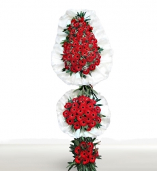 Kırmızı gerbera ve yeşillikler ile hazırlanmış üç katlı ayaklı nikah, açılış ve düğün çiçeği.