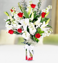 Vazoda Gül Lilyum Şebboy Şık silindir cam vazoda beyaz kazablanka lilyum, beyaz şebboy ve kırmızı gül ile hazırlanmıştır.