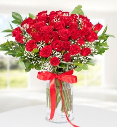 Vazoda 41 Kırmızı Gül Silindir cam vazo içerisinde kırmızı gül, cipsofilya ve yeşillikler ile hazırlanmıştır.