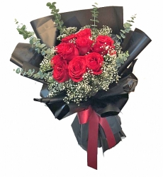 9 Kırmızı Gül Siyah Kağıtta