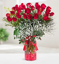 33 Kırmızı Gül Silindir cam vazo içerisinde kırmızı gül, cipsofilyalar ve yeşillikler ile hazırlanmıştır.