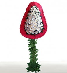 Beyaz gerbera ve yeşillikler ile hazırlanmış ayaklı nikah, açılış ve düğün çiçeği.