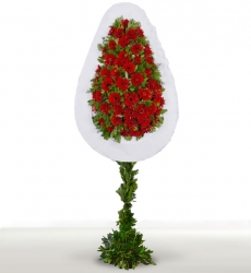 Kırmızı gerbera ile hazırlanmış ayaklı nikah ve düğün çiçeği.