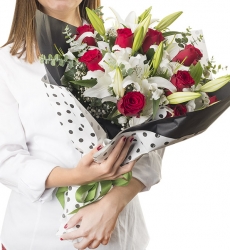 Gösterişli Kırmızı Beyaz Çiçek Buketi