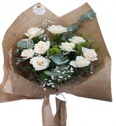  11 Beyaz Gül Buketi Beyaz gül, cipsofilya ve çeşitli yeşillikler ile hazırlanmış el buketi.