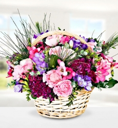 Pembe ve Mor Mevsim Çiçekleri Pembe ve mor mevsim çiçekleri ile hazırlanan çiçek sepeti arajmanı.