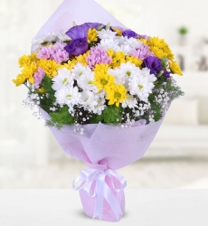 Karışık Kır Çiçeği Buketi Beyaz, sarı ve pembe papatyalar ile hazırlanmış zarif el buketi